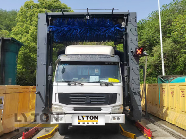 林頓龍門往復式巴士洗車機、移動大巴洗車機!廣泛應用于全國各大城市公交系統