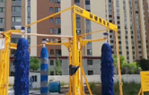 大型通道式巴士洗車(chē)機(jī)，廣泛應(yīng)用于城市公交系統(tǒng)。全自動(dòng)洗車(chē)機(jī)設(shè)備選林頓，專(zhuān)注清洗，誠(chéng)信服務(wù)每一個(gè)客戶！