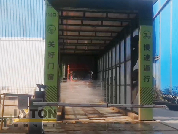 南京林頓ZX-400型自行式洗車機(jī)作業(yè)視頻，廣泛應(yīng)用于園林環(huán)保、城市管理及固體垃圾填埋場(chǎng)、煤礦、有色金屬礦場(chǎng)等場(chǎng)所